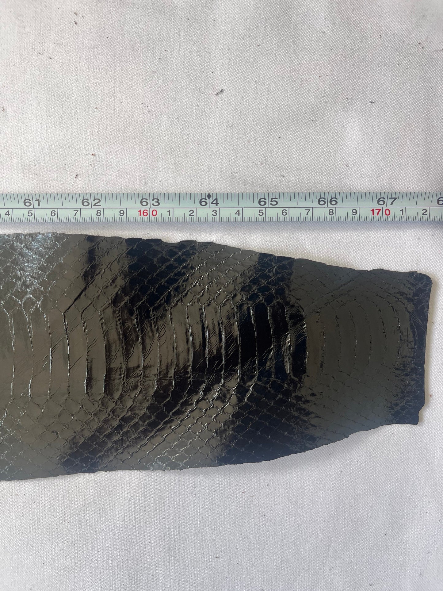 Genuine snake leather hide color high shine black, thin and glossy, thickness 0,3mm(1 oz)