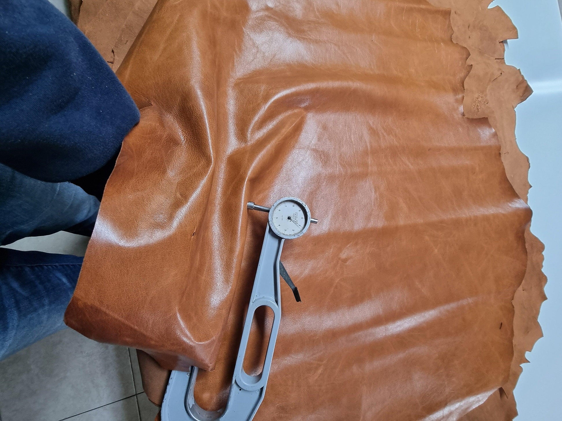 Sheep leather antique, crunchy effect, Genuine lambskin hide two tone col. Tan, Semi Veg Tanned - Salvo Leather