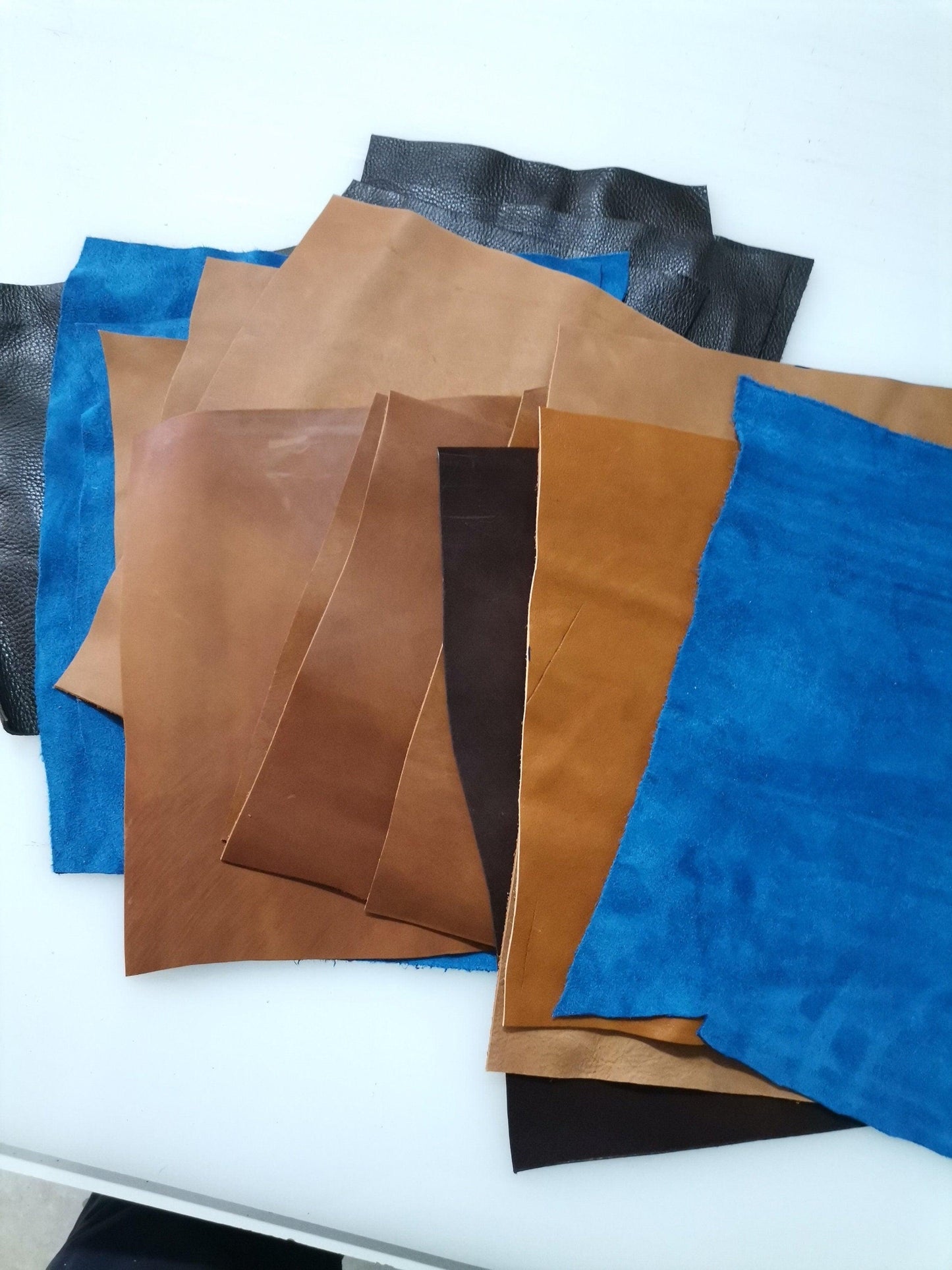 Big square cow leather scraps and remnants, cowhide leather pieces various colors sold by kilo//lb. 1kg(2,2 lb.) - Salvo Leather