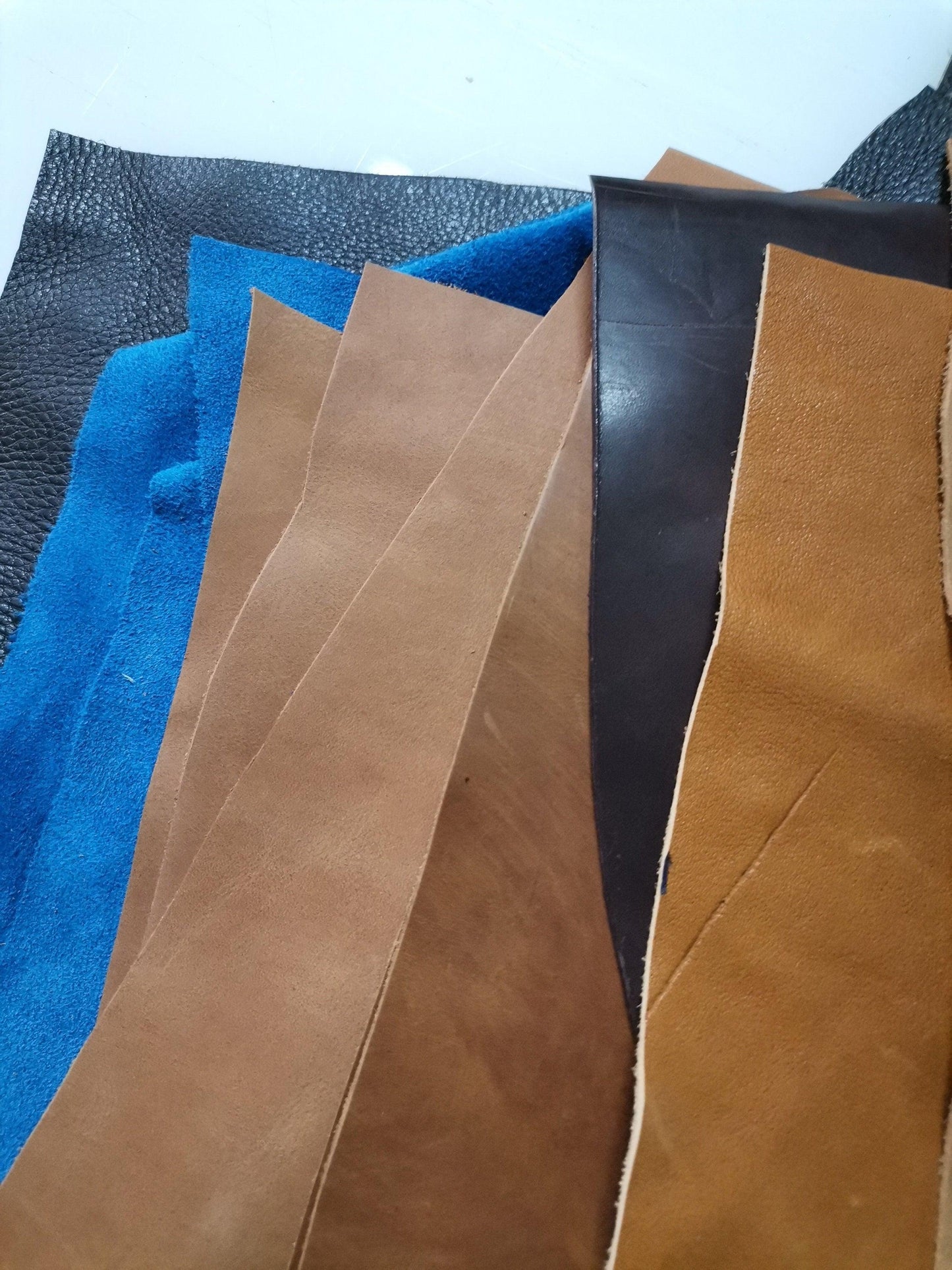 Big square cow leather scraps and remnants, cowhide leather pieces various colors sold by kilo//lb. 1kg(2,2 lb.) - Salvo Leather