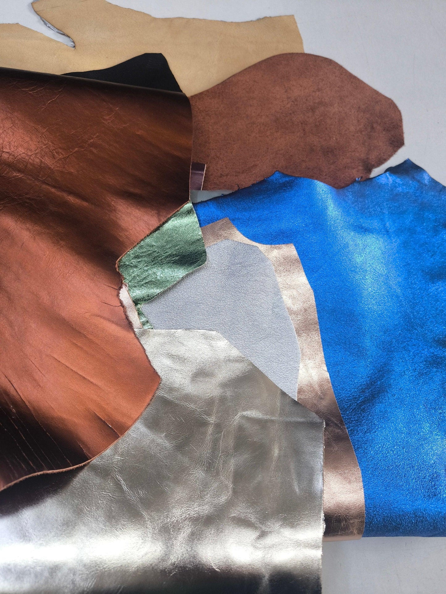 Big square cow metallic leather scraps and remnants, cowhide leather pieces various metallic colors sold by kilo//lb. 1kg(2,2 lb.) - Salvo Leather