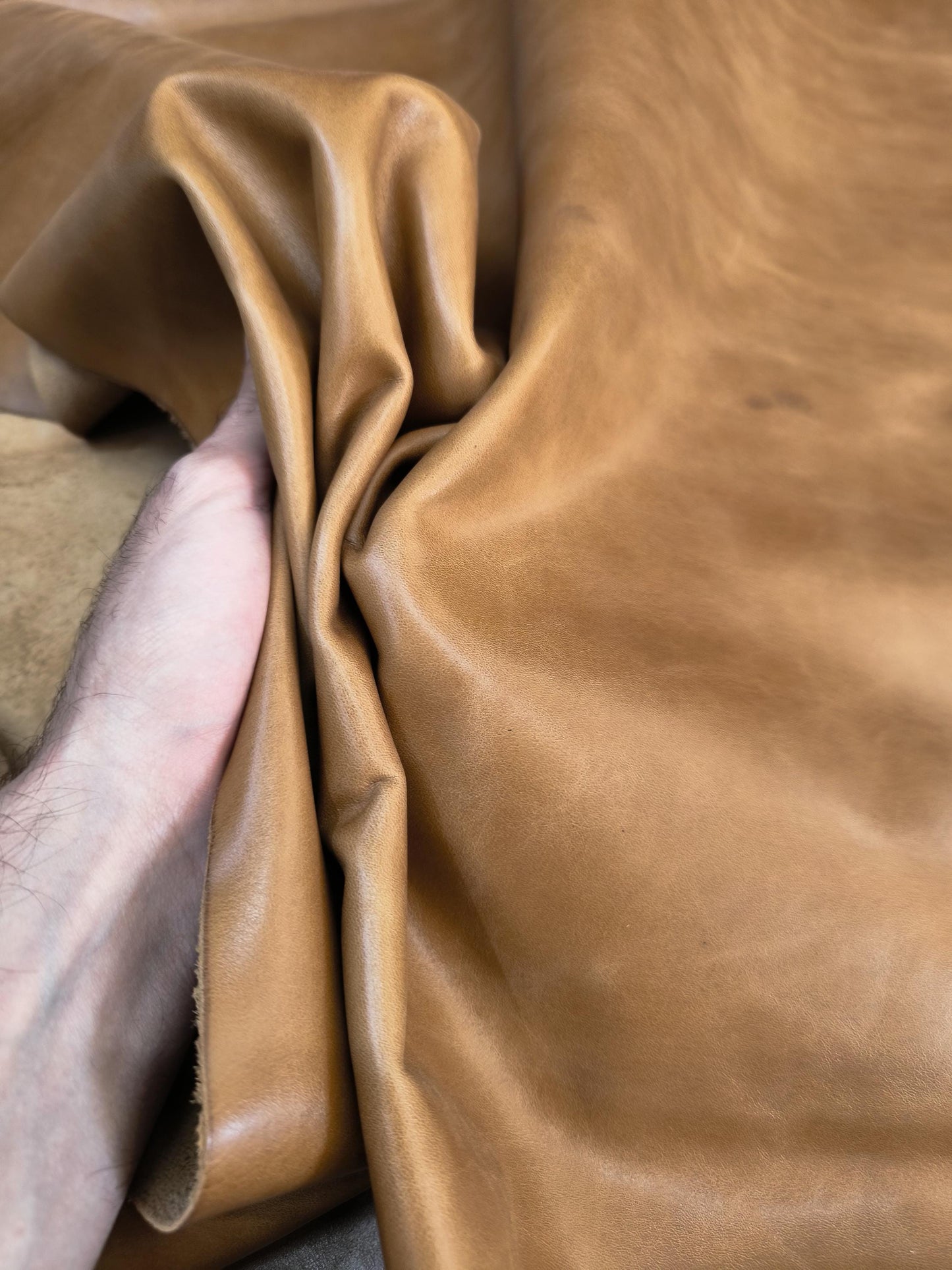 Cow leather for crafts, Genuine cowhide leather skin, crunchy and soft of thick 1,2mm (3 oz)