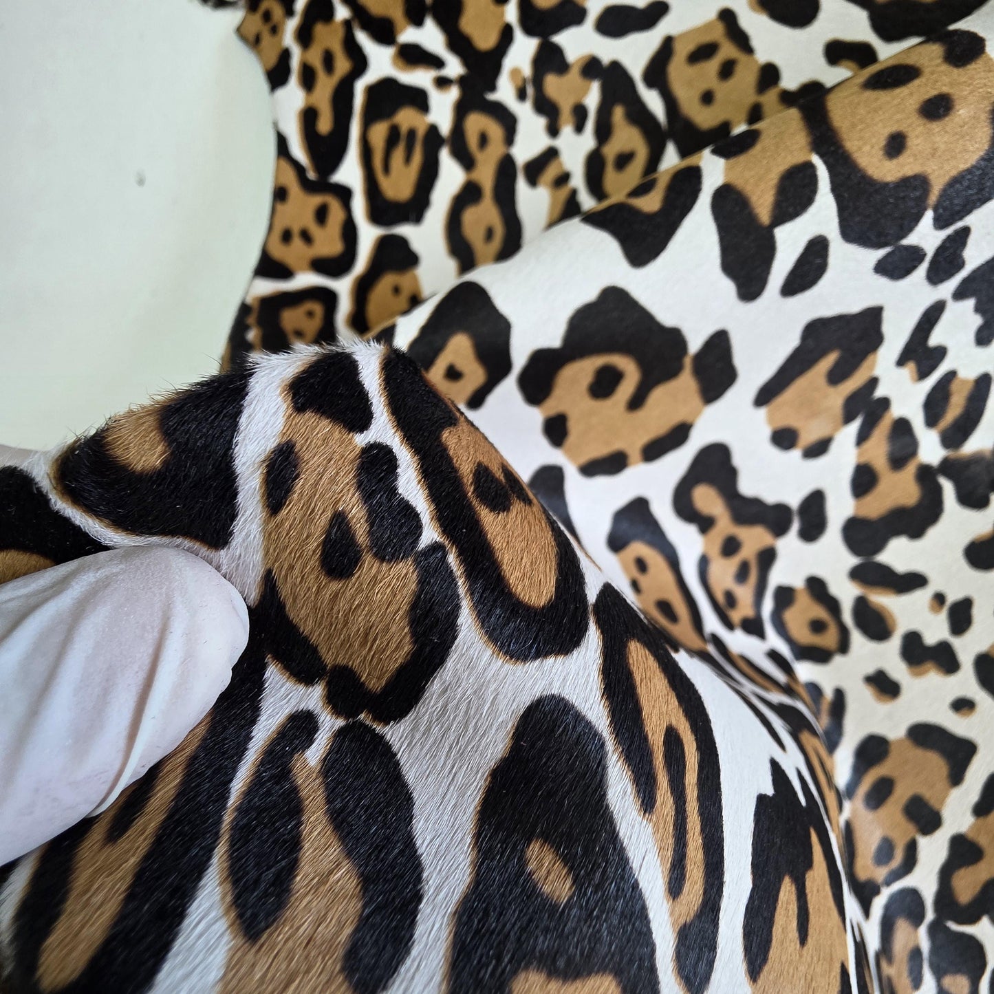 Leopard print cowhide skin, Hair on leather sheets, thickness 1,0mm (2 1/2 oz)