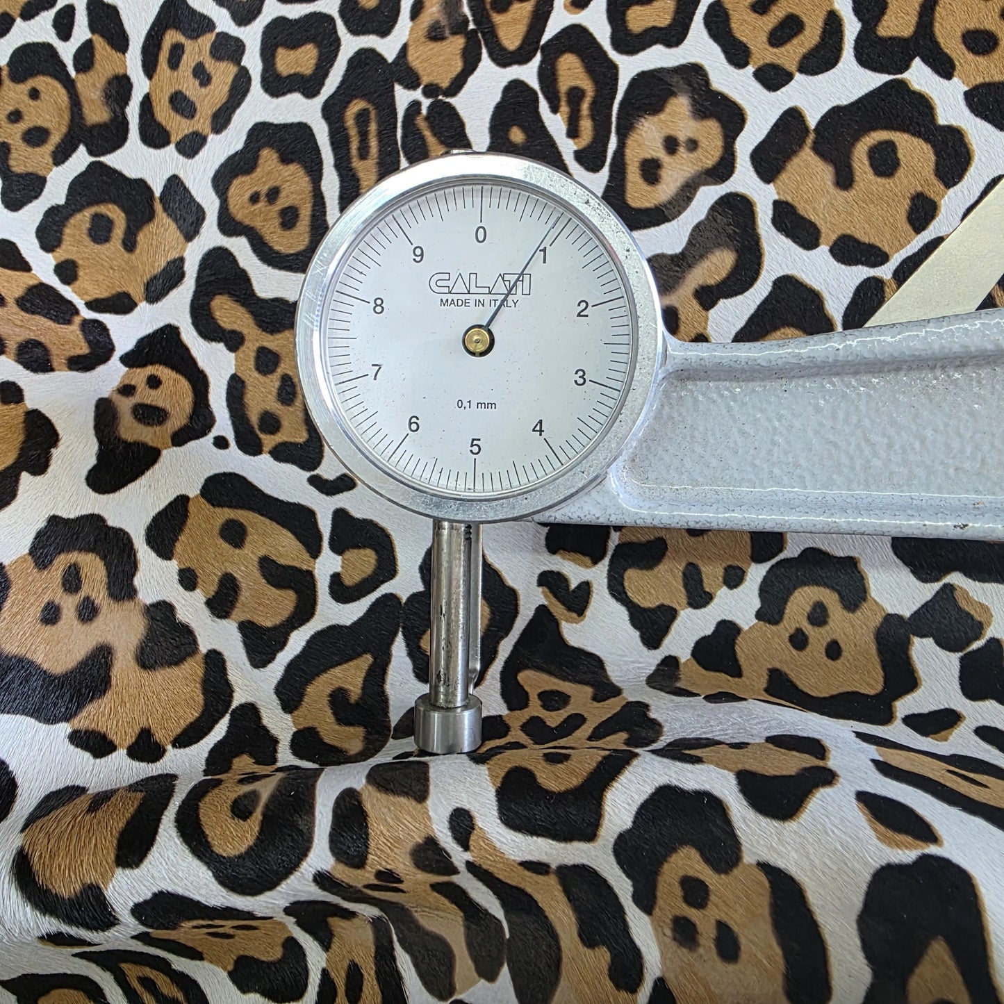 Leopard print cowhide skin, Hair on leather sheets, thickness 1,0mm (2 1/2 oz)