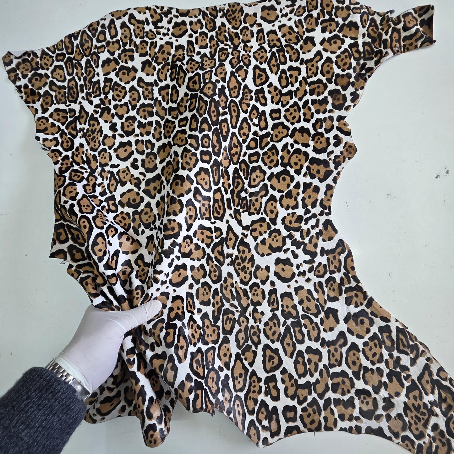 Leopard print cowhide skin, Hair on leather sheets, thickness 1,0mm (2 1/2 oz)