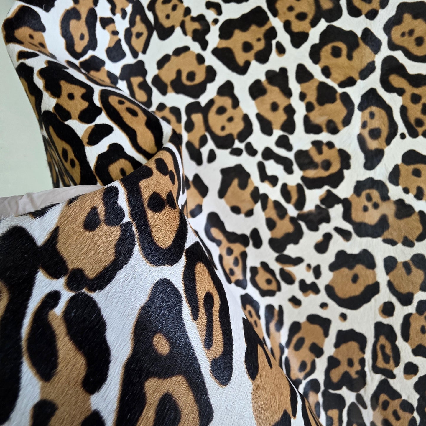 Leopard print cowhide skin, Hair on leather sheets, thickness 1,0mm (2 1/2 oz)